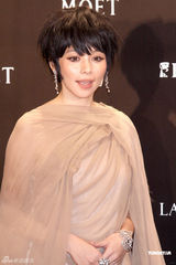 组图：徐若瑄衣服被台风吹起 忧心走光花容失色