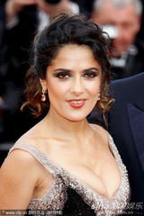 组图：海耶克戛纳携夫走秀 深V黑裙大秀傲人双峰