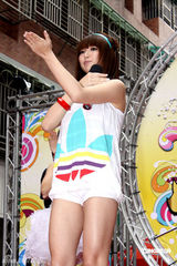 幻灯图集：郭书瑶秀美腿大玩泼水湿身