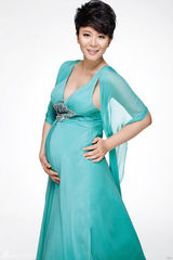 组图：张恒孕期唯美封面大片 长裙飘逸洋溢幸福笑容