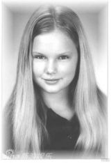 组图：泰勒童年清纯萌照 胖小鸭蜕变美天鹅