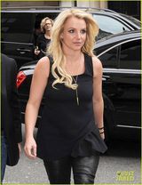 组图：31岁布兰妮日换两装手臂粗壮