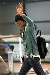 组图：张东健夫妇从伦敦返韩 河智苑豹纹裤抢眼