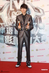 组图：众星亮相华语榜中榜颁奖礼 齐聚后台秀奖杯