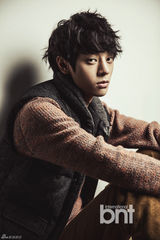 组图：韩歌手郑俊英时尚写真 展休闲绅士风