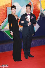 组图：TVB台庆红毯闪耀 米雪梳冲天髻杨怡珠光宝气