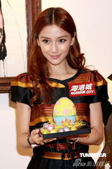 高清图：AngelaBaby出席美术展 化身巧克力美人