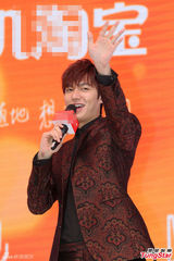 组图：李敏镐中国出席活动 嘟嘴吐舌狂卖萌