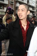 幻灯图：吴建豪小平头亮相 坦陈公司员工涉毒问题