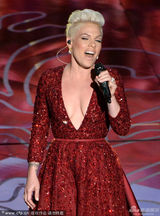 组图：Pink献唱致敬《绿野仙踪》75周年