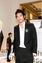 高清组图：范冰冰低胸白裙开幕酒会秀性感