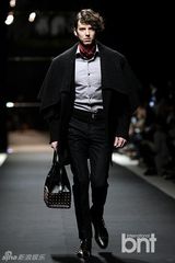 组图：韩星金宇彬郑京浩等献华丽T台秀