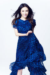 组图：曾曾最新写真曝光 飘逸长裙演绎蓝色浪漫