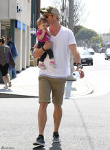 组图：“雷神”二度当爹 锤哥甘做奶爸爱抱娃