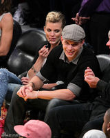 高清图：好莱坞众星为湖人加油 贝克汉姆拖伤腿助阵