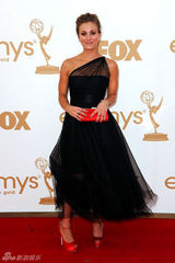 组图：63届艾美奖红毯 凯莉-库柯(卡蕾-措科)单肩礼服玩透视