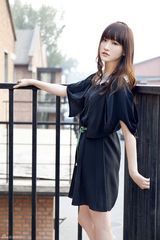 组图：秦子涵发布秋日写真 示范文艺小清新