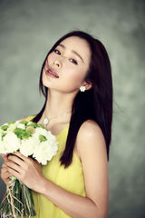 组图：江一燕春色写真纯白外表五彩内心