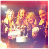 《绯闻》女星布莱克低胸装办蛋糕派对 笑容灿烂(图)