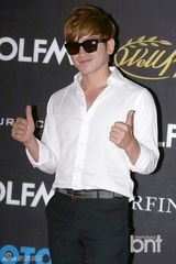 组图：神话李玟雨首尔庆生 同团兄弟同贺