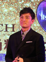 组图：贾乃亮出席活动获大奖 感谢粉丝观众