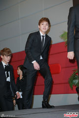 高清图：GD条纹装出席mama记者会 EXO正装帅气