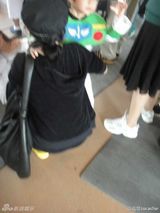 组图：张柏芝带Lucas迪斯尼游玩 小儿子撒娇