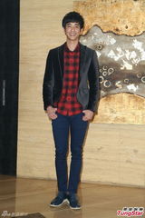 组图：杨谨华瑶瑶大玩制服叭 吊带袜扭腰摆臀