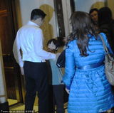 组图：刘恺威大方对镜头露笑 遭熊孩子掏手机