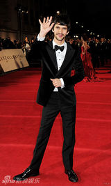 组图：英国皇室捧场007首映 克雷格突发不适