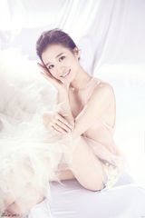 组图：林好写真着裸色连衣裙 肌肤娇嫩晶莹似雪