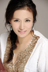 组图：“欣贵人”万美汐推写真 性感露背