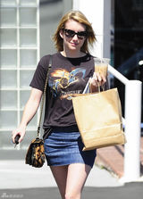 组图：艾玛-罗伯兹街拍 T恤搭配牛仔短裙