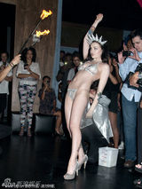 组图：凯特王妃表妹跳脱衣舞扮自由女神