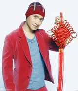 组图：何晟铭红火拜年人气旺 携《宫2》新春贺岁