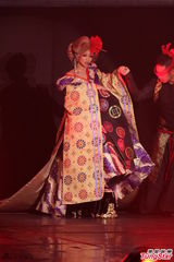 组图：幸田来未开唱变身蓝色妖姬 撅臀秀S曲线