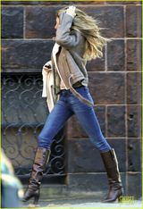 组图:吉赛尔-邦辰抱爱女出街 时尚辣妈面色红润