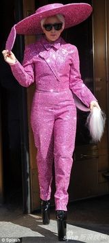 组图：Gaga全粉武装 脚踩招牌恨天高大帽遮阳