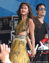 组图：比伯女友赛琳娜开唱 疑真空上阵下体走光