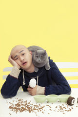 组图：包贝尔携萌猫出镜 上演人猫争宠记