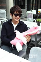 组图：韩星朴施厚抱玩偶街头卖萌开心似孩童