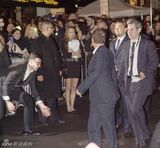 组图：莱昂纳多下体遭偷袭 面露微笑尴尬不已