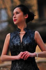 组图：荆希西雪地玩街拍 V领长裙风情无限