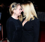 组图：英国家电视奖星光璀璨 蕾丝爆乳风情万种