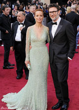 高清组图：奥斯卡红毯《艺术家》导演携妻亮相