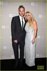 组图：布兰妮携未婚夫亮相 眼窝深陷肚腩不见