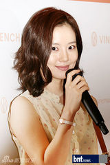 组图：韩女星文彩媛举办粉丝签名会展露优雅笑容