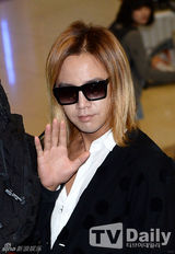 组图：张根硕赴日亮相机场 黄发墨镜白指甲另类