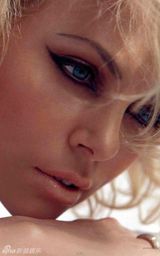 组图：查理兹-塞隆新写真曝光 眼影浓厚性感十足