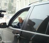 幻灯图：郭晓冬搀扶妻子出院 儿子包裹严实睡意正酣